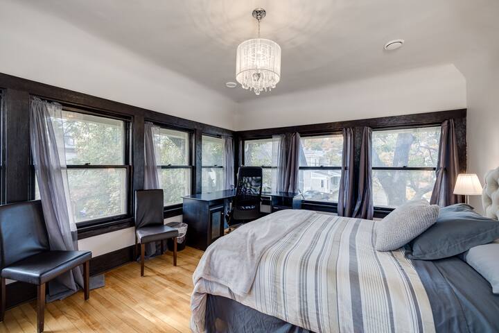 Stunning Victorian Mansion By Cathedral w/ Arcade! gallery image 5