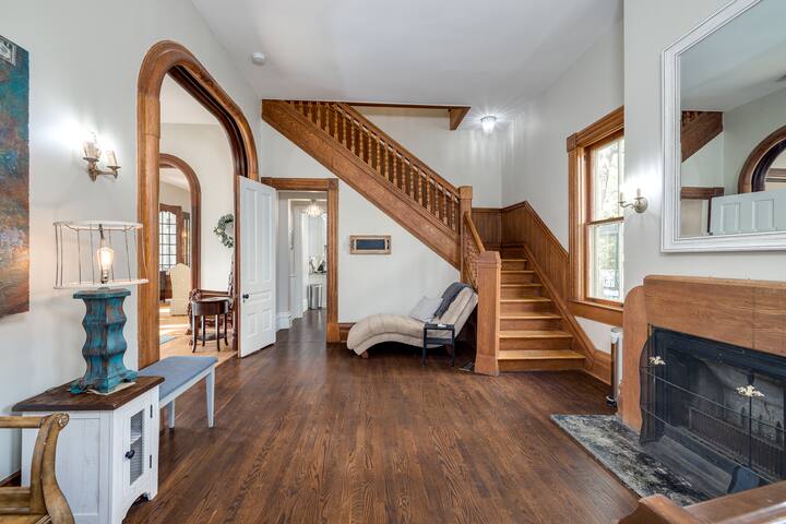 Stunning Victorian Mansion By Cathedral w/ Arcade! gallery image 3