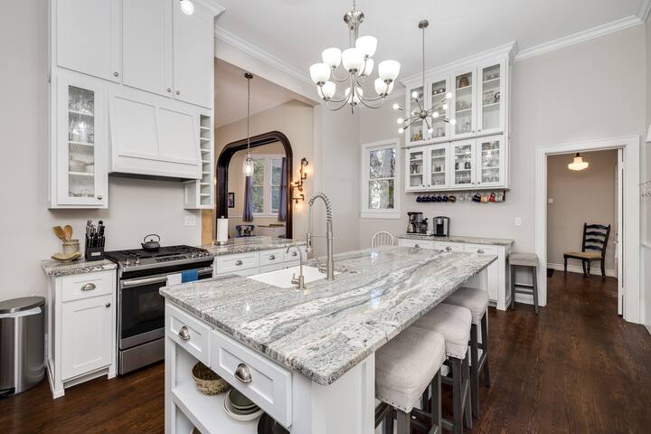 Stunning Victorian Mansion By Cathedral w/ Arcade! gallery image 4