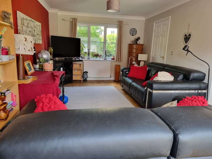 Cheerful 4 bedroom family home with patio Houses for Rent in Long