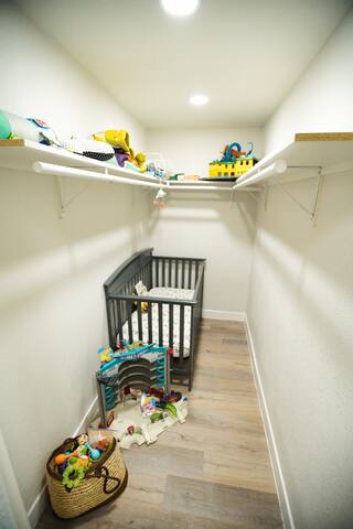 Romantic, Luxury Home w/Pool & BBQ Mins 2 LV STRIP gallery image 5