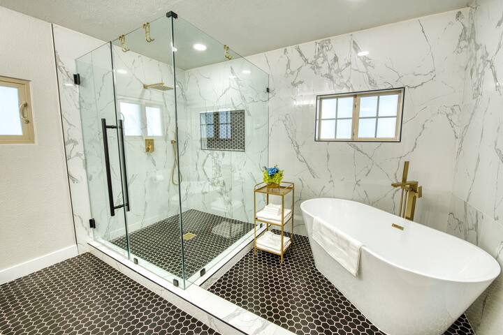 Romantic, Luxury Home w/Pool & BBQ Mins 2 LV STRIP gallery image 2