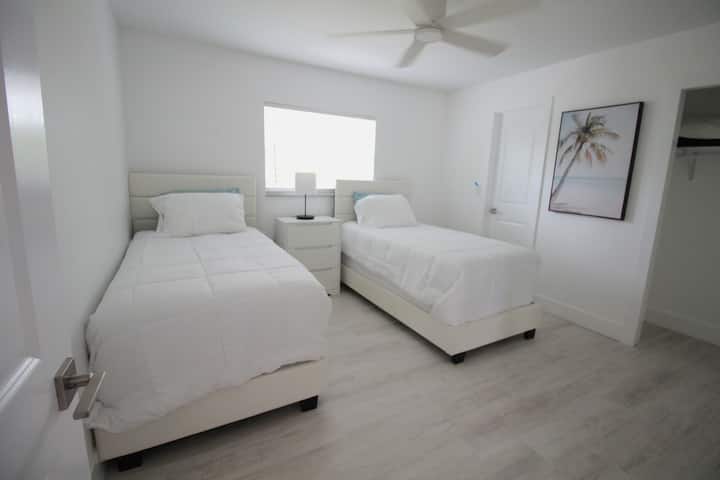 Segundo dormitorio: (2) cama individual, (1) cómoda pequeña y
Cama plegable (1) portaequipajes 

