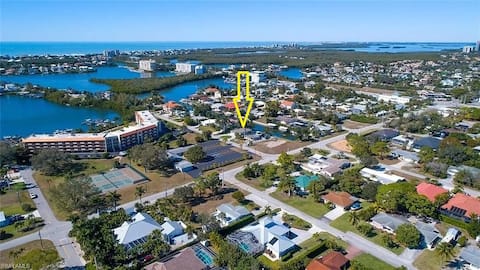 Entire home -Charming Canal Cottage in Bonita