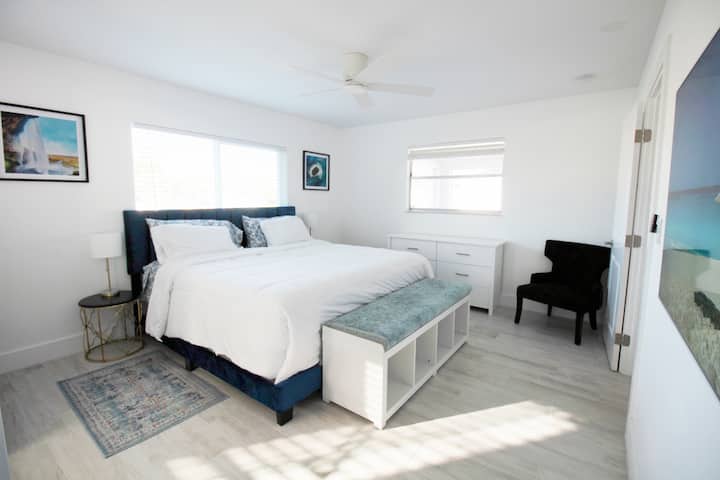 Dormitorio principal: cama tamaño king (azul). 
Banco, cómoda y una silla.   En el armario se encuentran:  
(2) estante para maletas y una cama plegable 