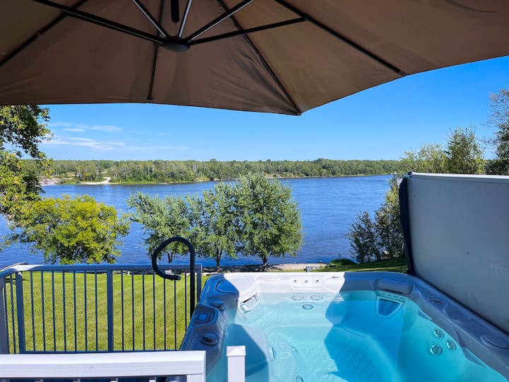 Water's Edge Sunrise Escape/Hot Tub/Couples Promo