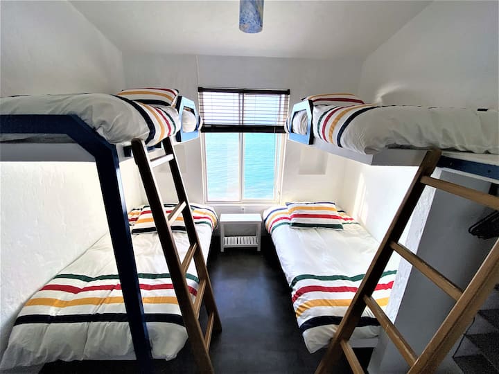 غرفة نوم 3.
سريران بطابقين. أربعة أسرّة مفردة