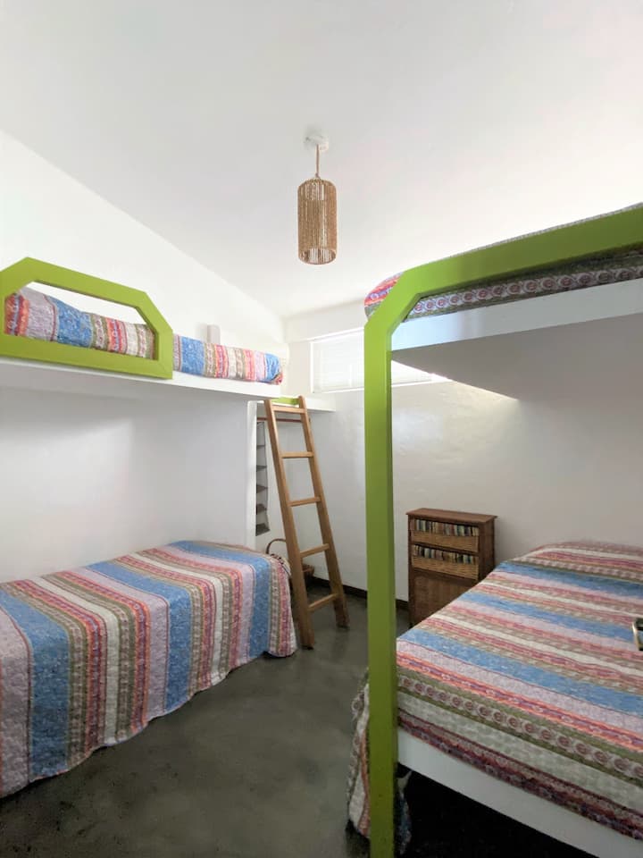 غرفة نوم 4.
سريران بطابقين. أربعة أسرّة مفردة