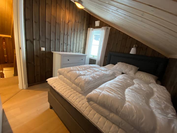 เตียงในห้องบัญชีในห้องนอนห้องหนึ่ง 