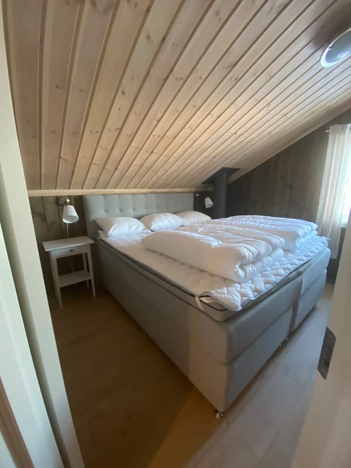 ห้องนอนใหญ่พร้อมเตียงดีลักซ์แบบคอนติเนนตัล 