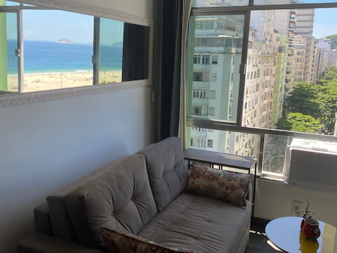 Airbnb em destaque: Beautiful ocean view studio with wi-fi , quiet a/c em Rio De Janeiro