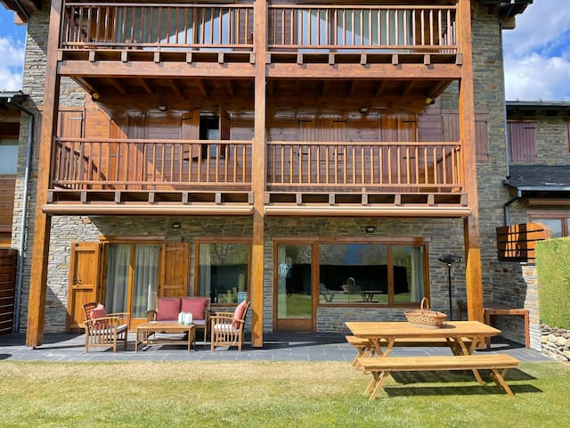 Bonita planta baja con jardín y piscina en Saneja