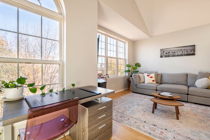 Luxuriously bright 3-bedroom condo: The Treehouse