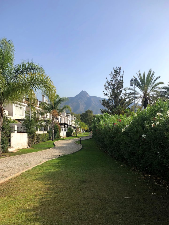 House With Terrace, Garden & Pool. Golf Course. And15'' Walk From Puerto Banús - Spanien