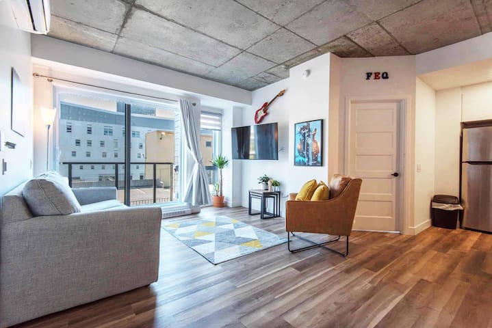 Downtown + parking + gym!