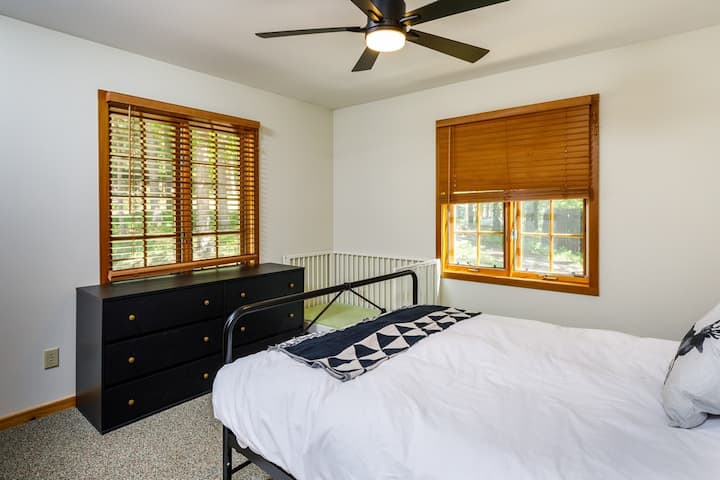 Моля, обърнете внимание, че детското креватче на снимката вече не е на мястото си. Опаковката се съхранява и предлага. 