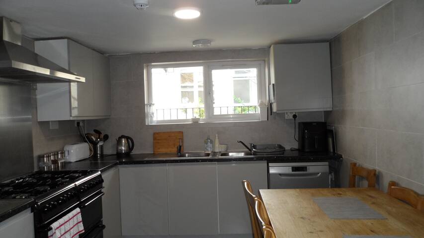 Family 7 bedroom house 16 beds sleeps 22 guests gallery image 3