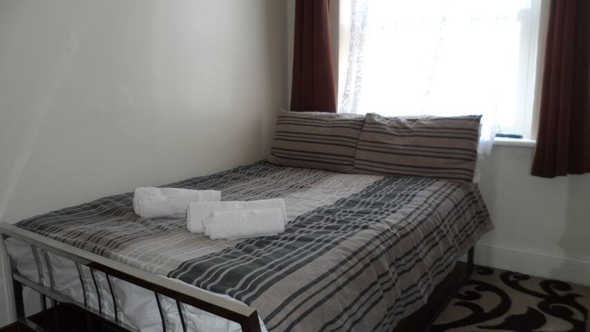 Family 7 bedroom house 16 beds sleeps 22 guests gallery image 4