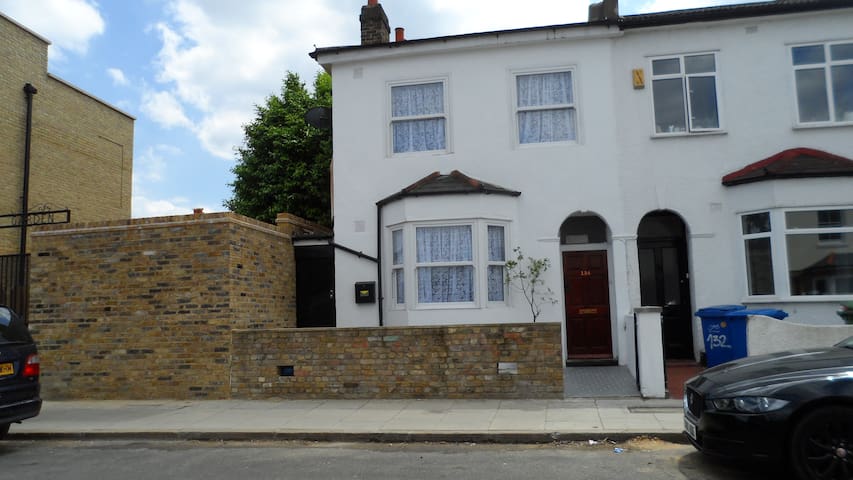 Family 7 bedroom house 16 beds sleeps 22 guests