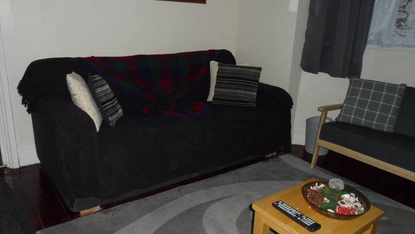 Family 7 bedroom house 16 beds sleeps 22 guests gallery image 2