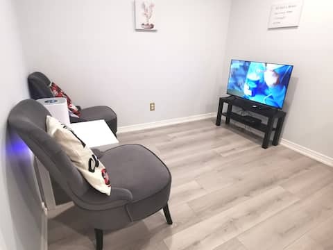 Top Airbnb: Perfect location, Clean, High-tech residence in Hurontario