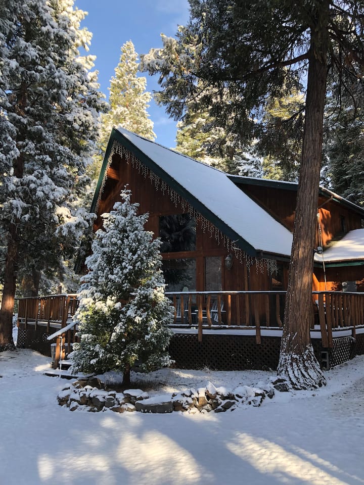 Modern Cabin Retreat, Lake & River Nearby