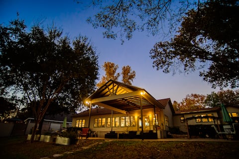Spacious Waterfront-Hot tub-Kayaks-Foosball-Arcade