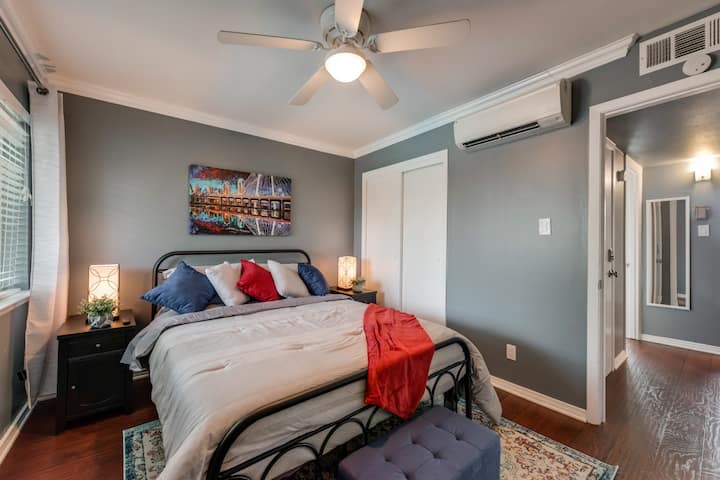 ห้องนอนหลักพร้อมเตียงควีนไซส์พร้อมการเชื่อมต่อ USB บนโต๊ะข้างเตียงทั้งสองข้าง