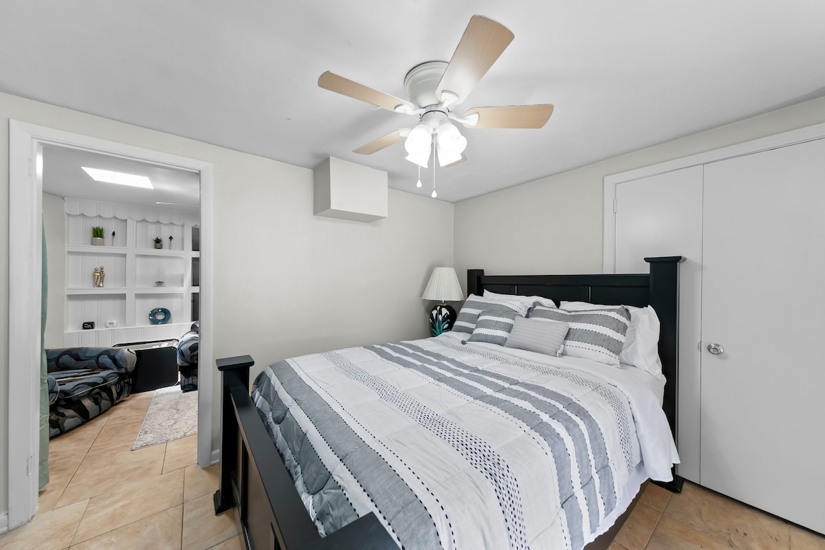 Ensemble de chambres Queen Size
- Ventilateur de plafond
- Penderie
- Commode à 6 tiroirs