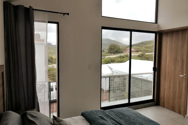 Chumba cha kulala cha Master kilicho na bafu kamili.