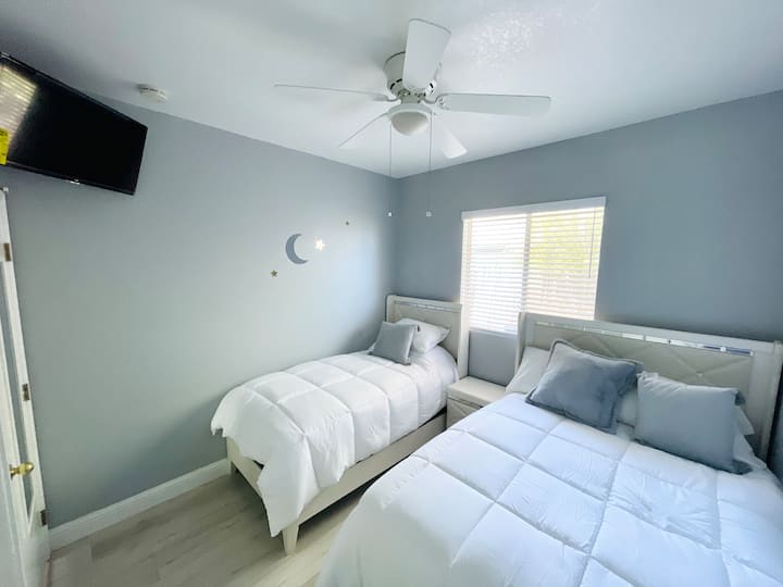 Chambre avec lits complets et lits jumeaux