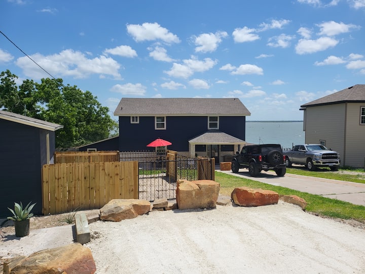 Cheerful 4 bedroom Vacation home on the water Vacation homes for Rent