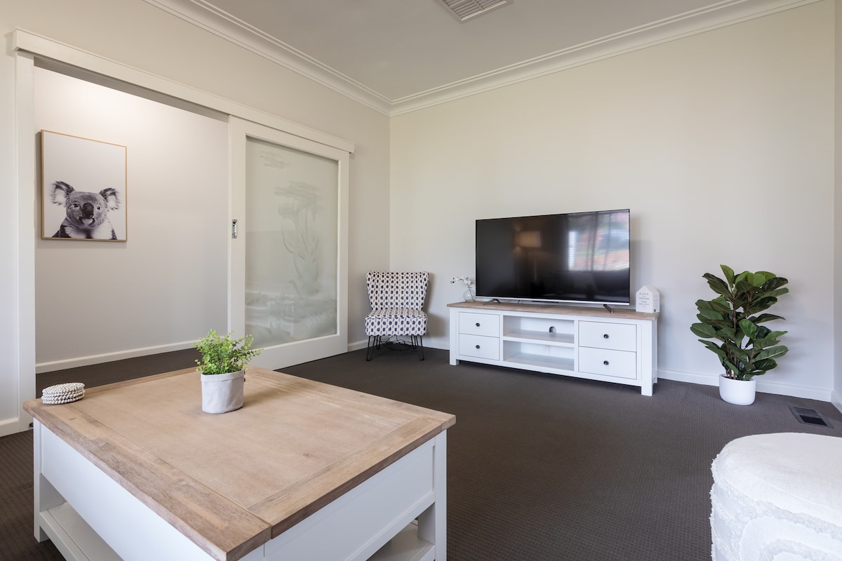 Top performing Airbnb: 3 Bedroom home, mountain views, close to Hospital in Albury City Council