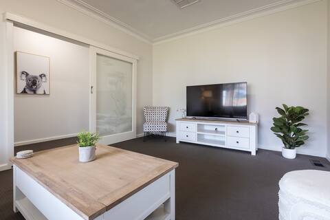 Top performing Airbnb: 3 Bedroom home, mountain views, close to Hospital in Albury City Council