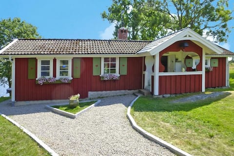 Cozy cottage with lake view