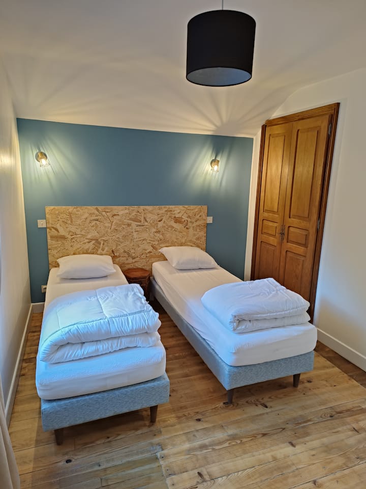 Chumba kidogo cha kulala ghorofani