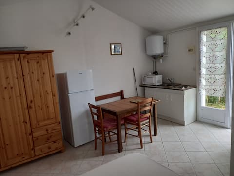 Top performing Airbnb: Charming small studio with garden. One bedroom. in L'aiguillon Sur Mer