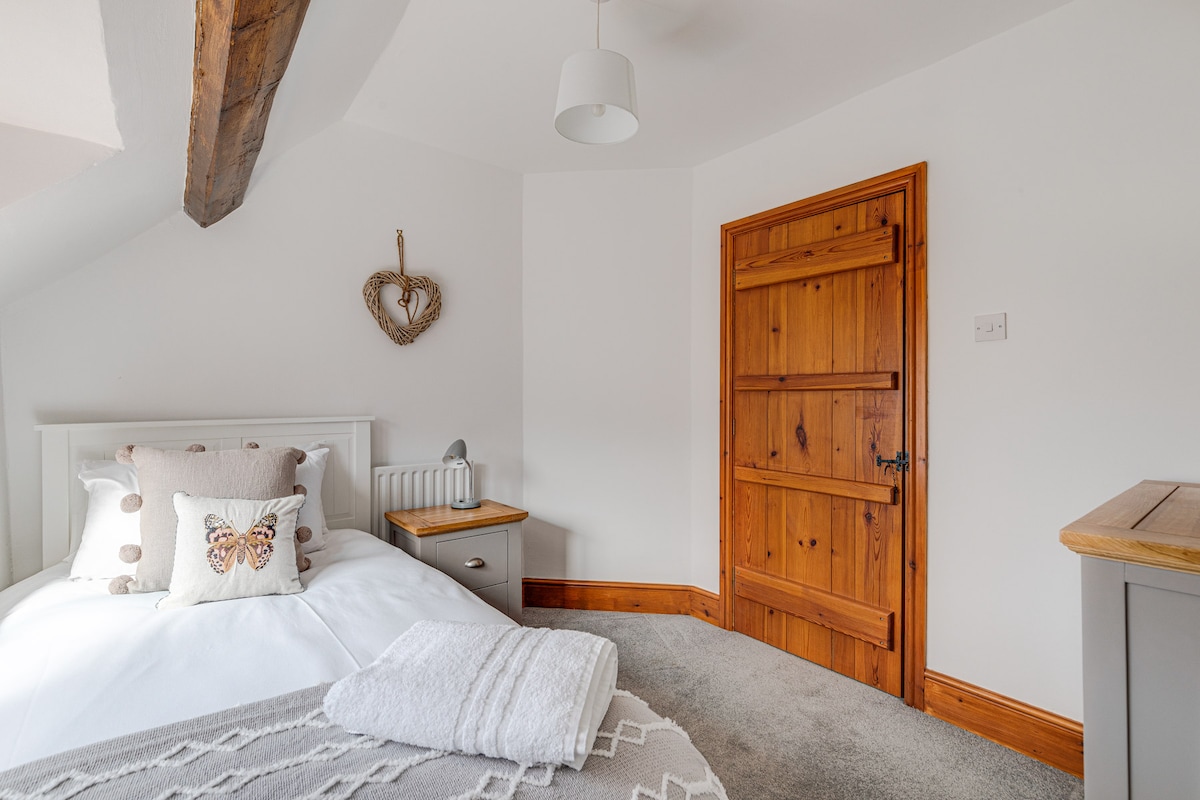 El dormitorio individual ofrece una cómoda cama, con ropa de cama, toallas y artículos de tocador. ✨