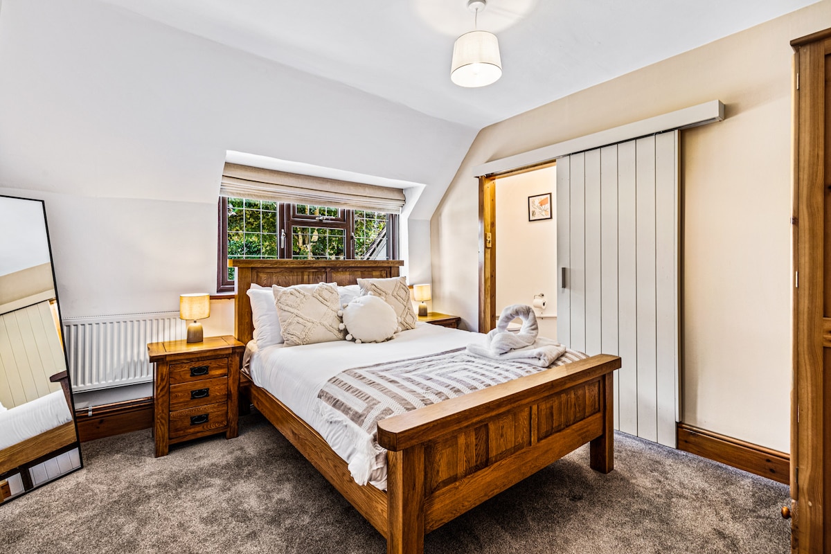 Amplio dormitorio doble ️ con cama tamaño king, inodoro privado y lavabo. Se proporcionan ropa de cama, toallas y artículos de tocador frescos para tu comodidad. ✨