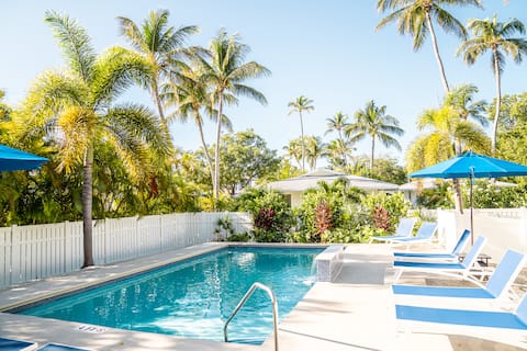 2br/1ba w pool, 5 mins to beach and robbies marina