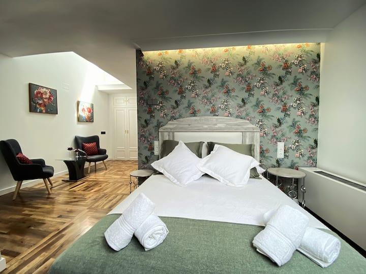 غرفة نوم مزدوجة مع حديقة يابانية في الطابق العلوي ، مع منطقة للقراءة والتلفزيون وحمام كامل ومدخل منفصل اختياري من الطابق العلوي مع مصعد أو من الداخل مع سلالم.