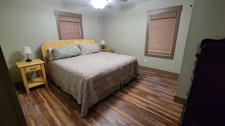 Dormitorio tamaño king en la planta baja