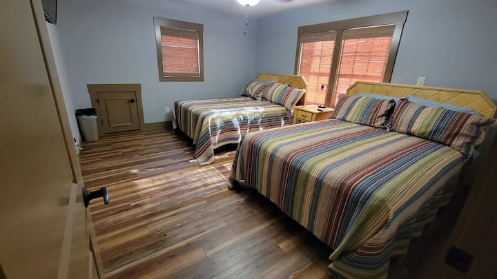 Dormitorio de arriba #1  con 2 camas tamaño queen.