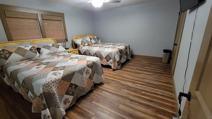 Dormitorio de arriba #2 con 2 camas tamaño queen