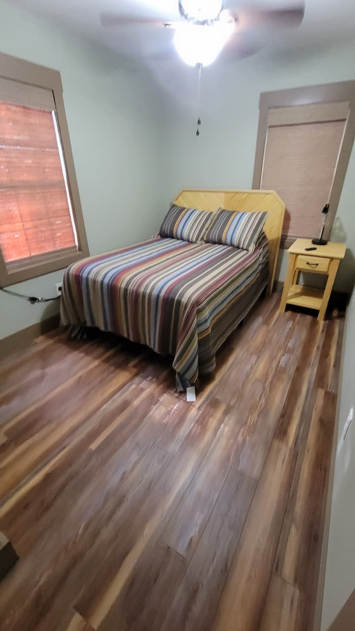 Dormitorio de tamaño completo en la planta baja