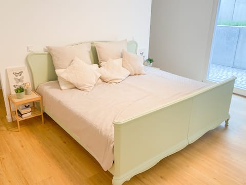 Modern and spacious 2-room apartment in Oststadt