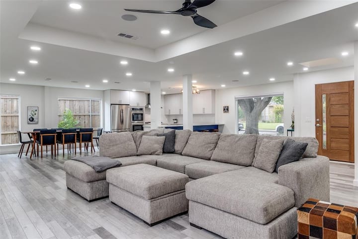 Open Concept Modern Home In Quiet Neighborhood - Dallas, TX