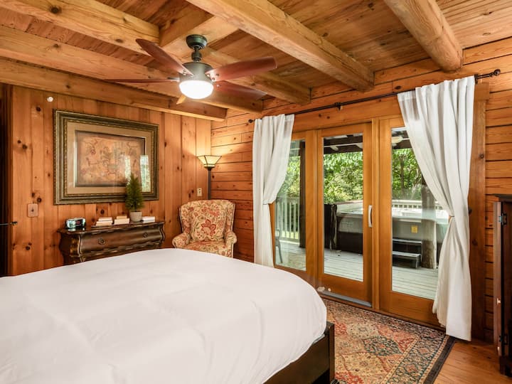 Interiores de madera cálida, una cama cómoda y luz natural. Perfecta para una escapada relajante, esta habitación ofrece un ambiente sereno con ventilador de techo, un acogedor sillón y una vista al aire libre. Incluye servicios como estanques abastecidos y una bañera de hidromasaje,