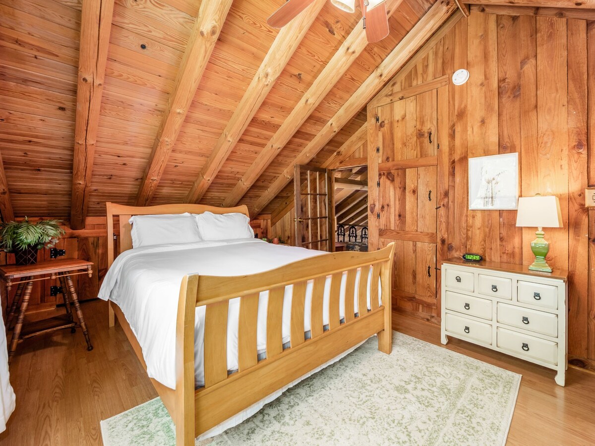 S pohodlnou spálňou s drevenými stenami a stropom, plyšovou manželskou posteľou a očarujúcou rustikálnou estetikou. Táto izba je ideálna na oddychový pobyt a ponúka pokojnú atmosféru a spojenie s prírodou.