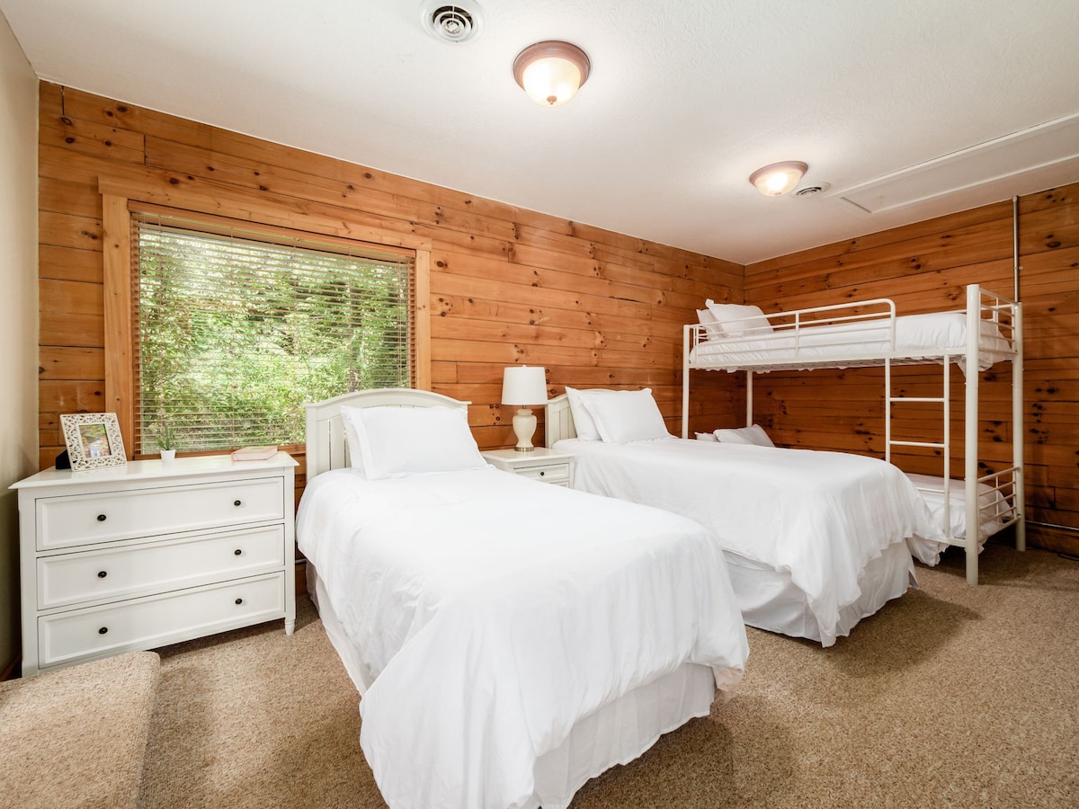 Rustikálne útočisko: Oddýchnite si v tejto útulnej 4. spálni s pohodlnou manželskou posteľou, poschodovou posteľou s dvoma posteľami a teplými drevenými prvkami. 